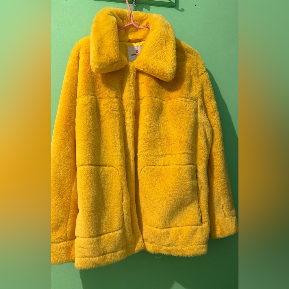 Fuzzy yellow jacket Rare 🍋☀️